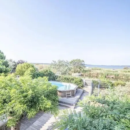 Piscine Calme Et Spacieuse Villa