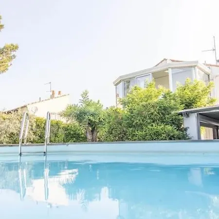 Piscine Calme Et Spacieuse Villa